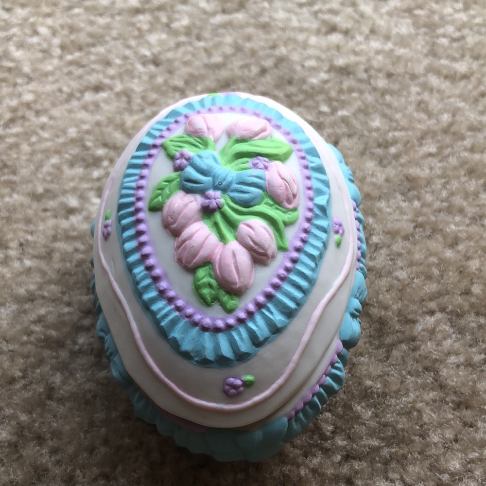 Russ Berrie Easter Egg Trinket Box Tulip Flowers Lillies  Ceramic Item No 15310